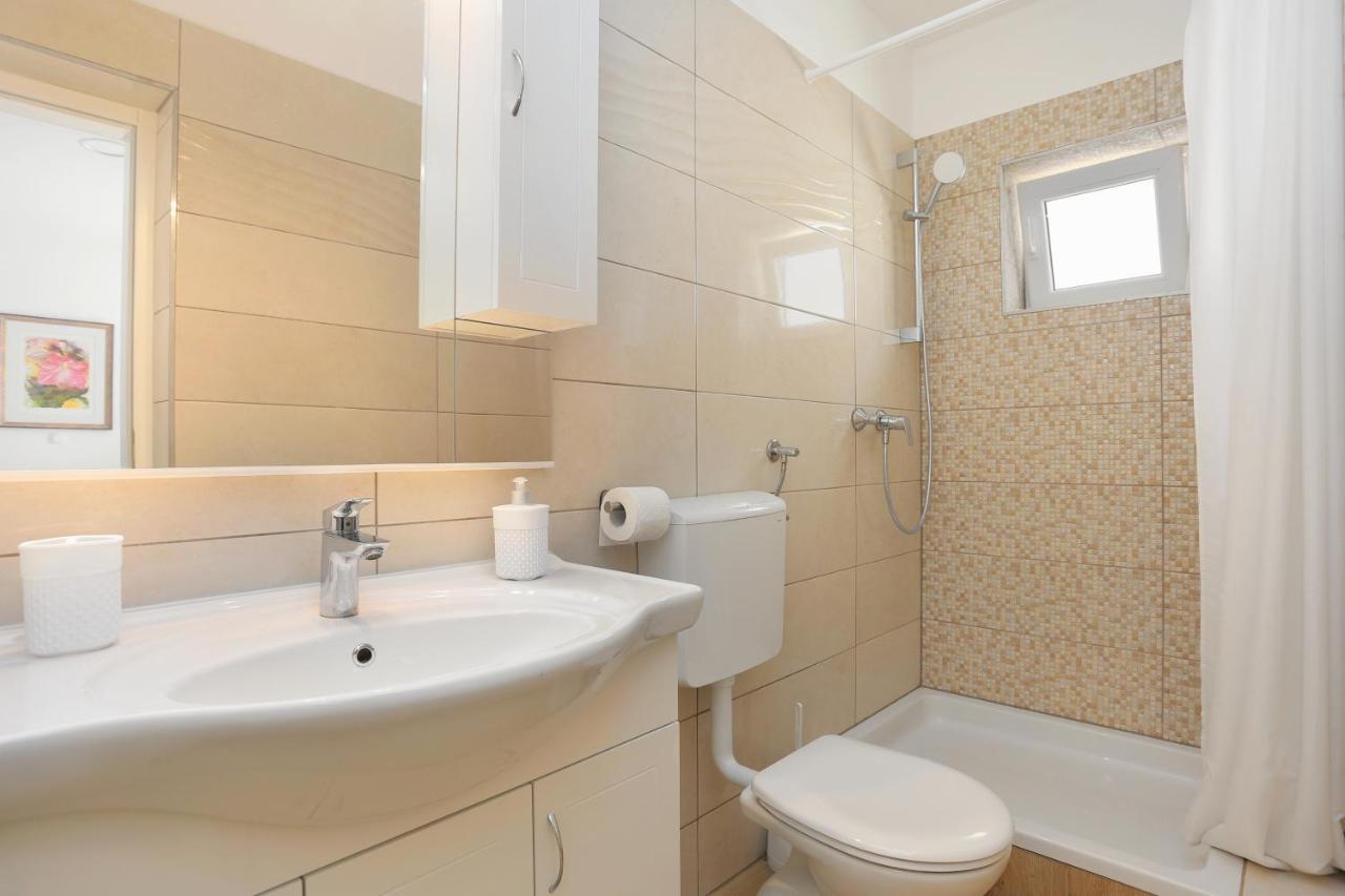 Apartments By The Sea Brela, Makarska - 6688 Εξωτερικό φωτογραφία