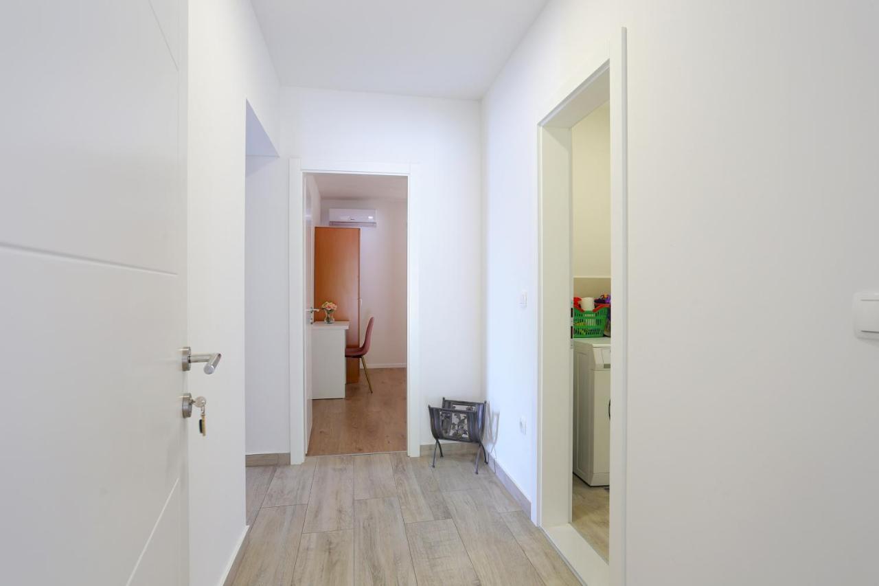 Apartments By The Sea Brela, Makarska - 6688 Εξωτερικό φωτογραφία