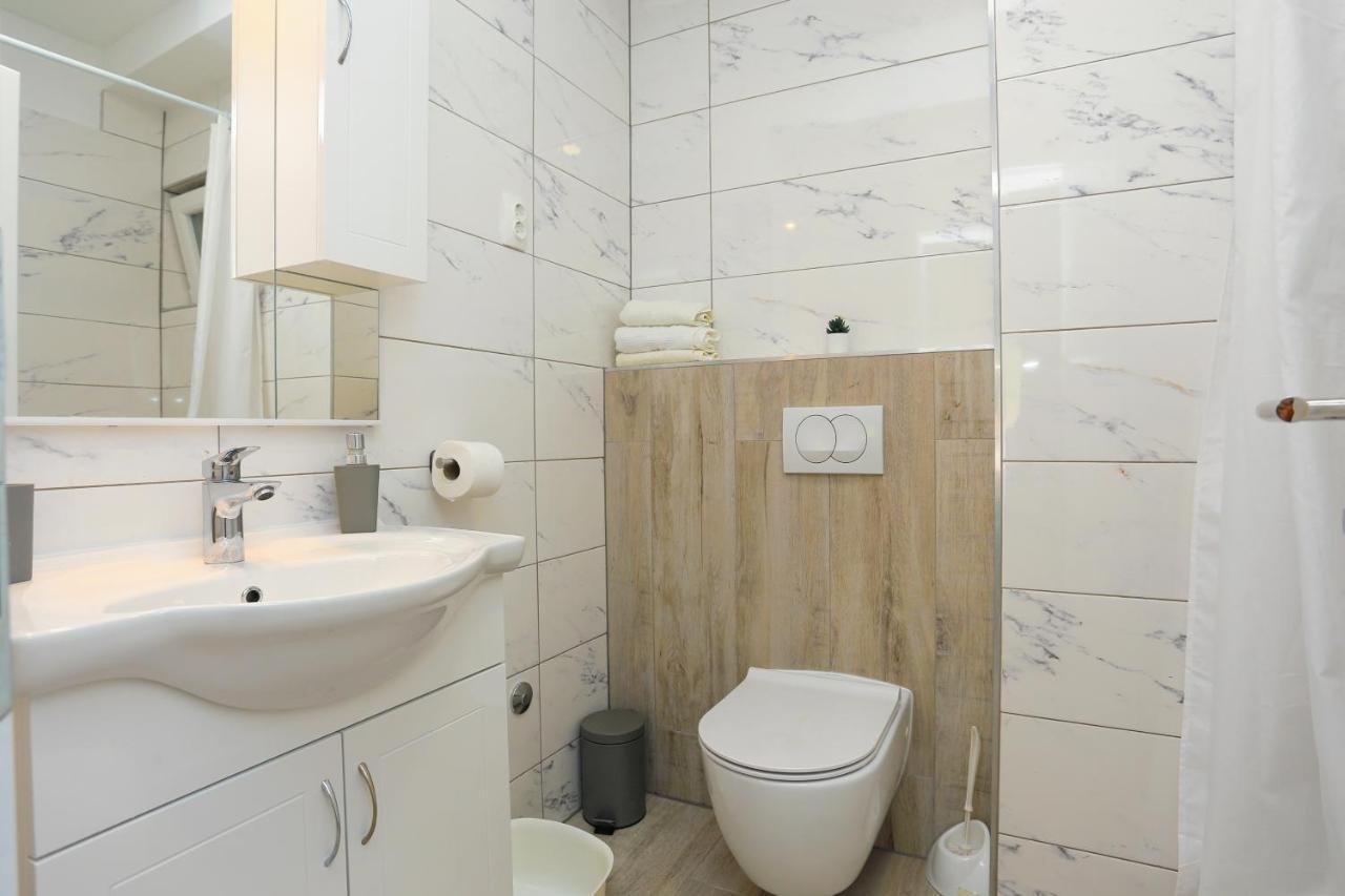 Apartments By The Sea Brela, Makarska - 6688 Εξωτερικό φωτογραφία